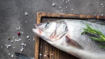 preparando lubina a la sal