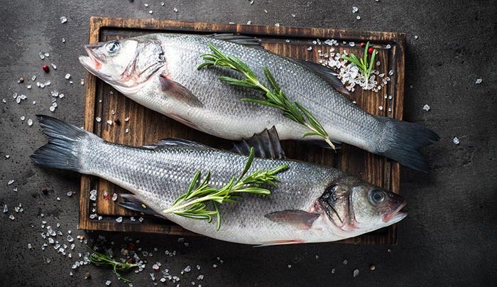 preparando lubina a la sal