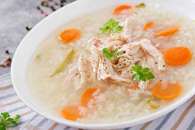 plato con sopa de arroz casera