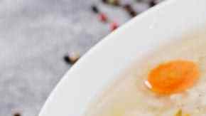 plato con sopa de arroz casera