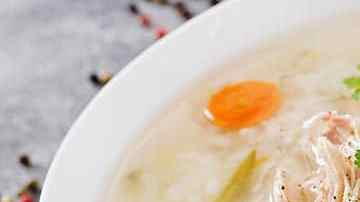 plato con sopa de arroz casera