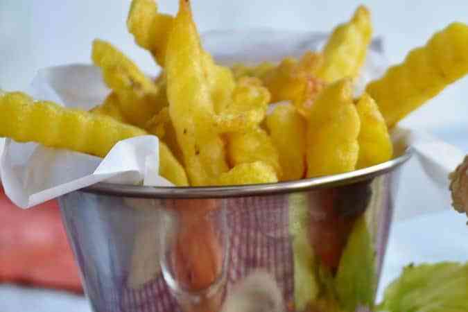 hamburguesa casera con patatas fritas