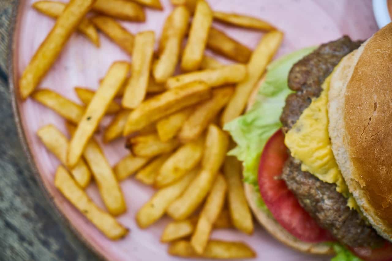 hamburguesa con patatas fritas