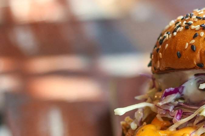 hamburguesa con su salsa para hamburguesas