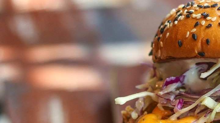 hamburguesa preparada con su salsa para hamburguesas