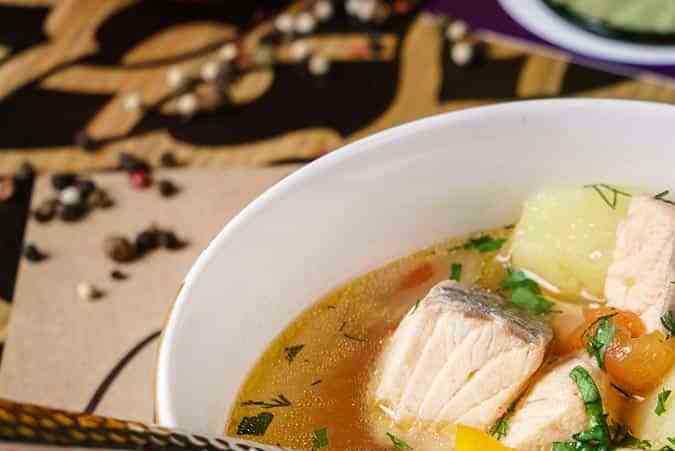 plato con sopa de pescado y sus verduras