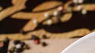 plato con sopa de pescado y sus verduras