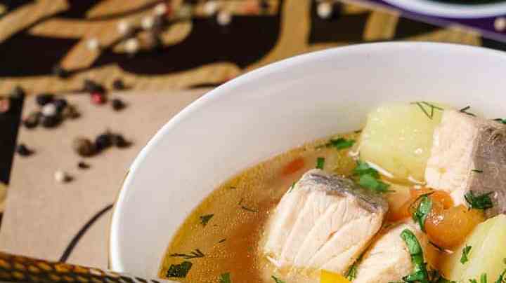 plato con sopa de pescado y sus verduras