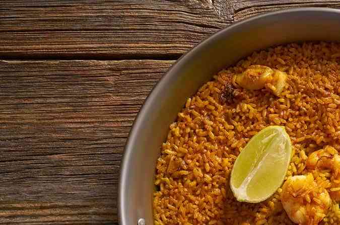 sartén paellera con arroz del senyoret