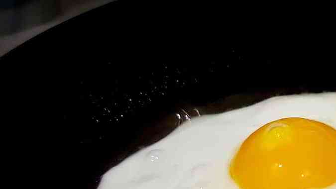 huevo frito en una sartén