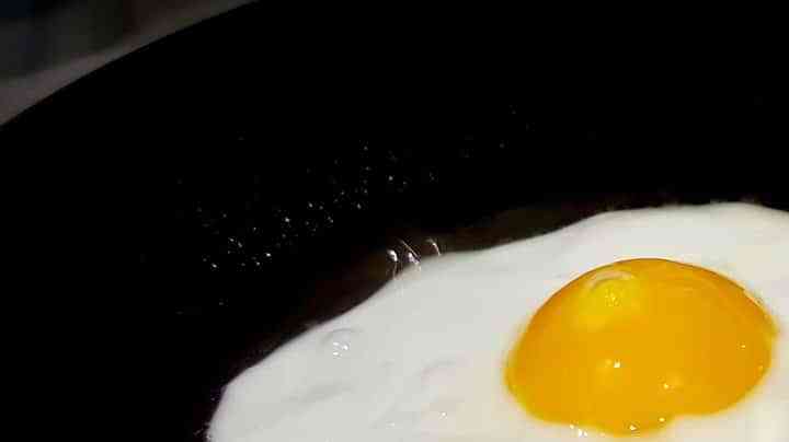 huevo frito en una sartén