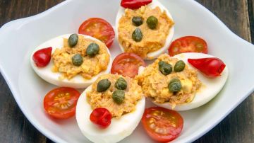 plato con huevos rellenos de atún decoradoc con alcaparras y tomates