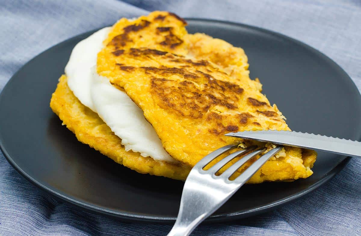 cachapa venezolana con queso de mano