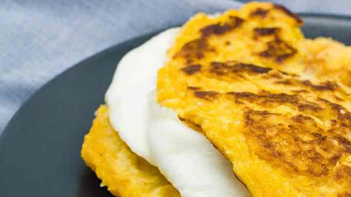 cachapa venezolana con queso de mano