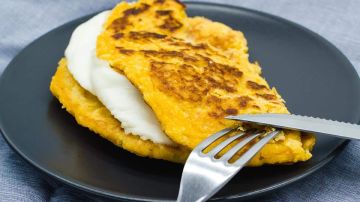 cachapa venezolana con queso de mano