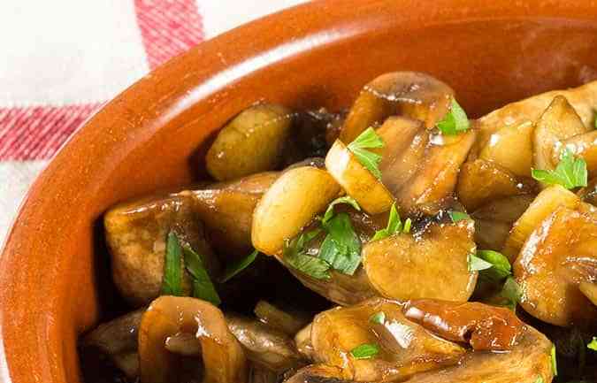 cazuela de champiñones al ajillo