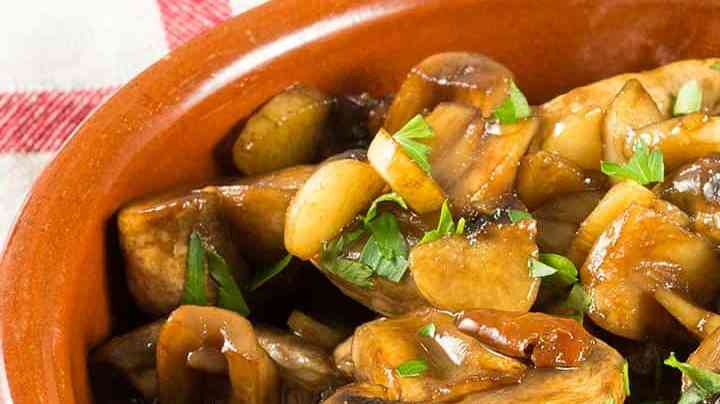 cazuela de champiñones al ajillo