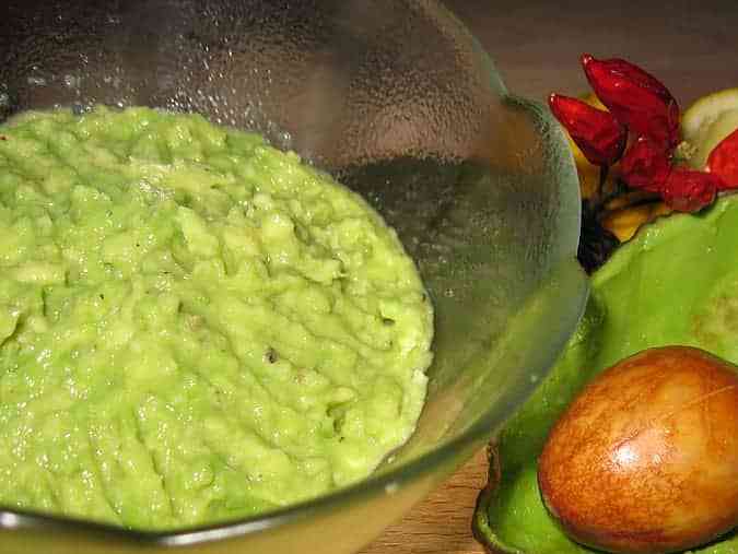 bowl con guasacaca venezolana