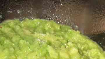 bowl con guasacaca venezolana