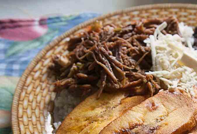 plato con pabellón criollo venezolano