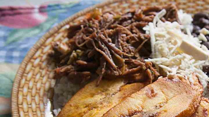 plato con pabellón criollo venezolano