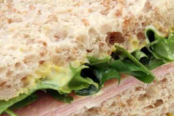 Sandwich de miga casero con jamón, queso y lechuga