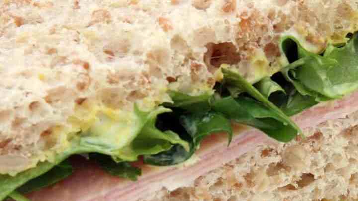 Sandwich de miga casero con jamón, queso y lechuga
