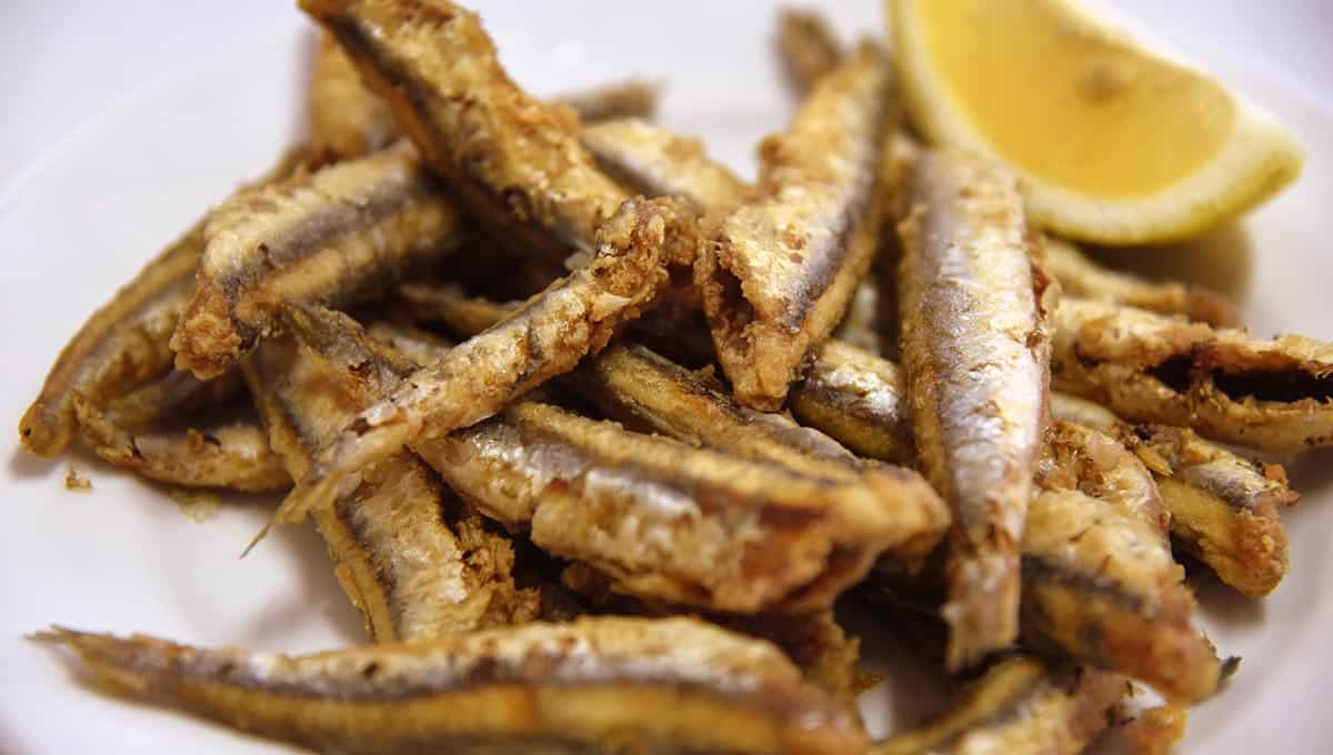 plato con boquerones fritos