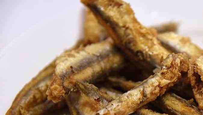 plato con boquerones fritos