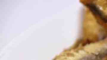 plato con boquerones fritos