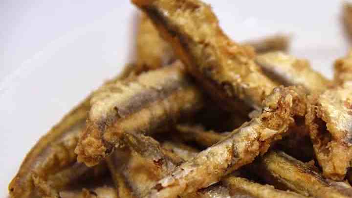 plato con boquerones fritos