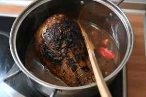 cocinando asado negro en una olla