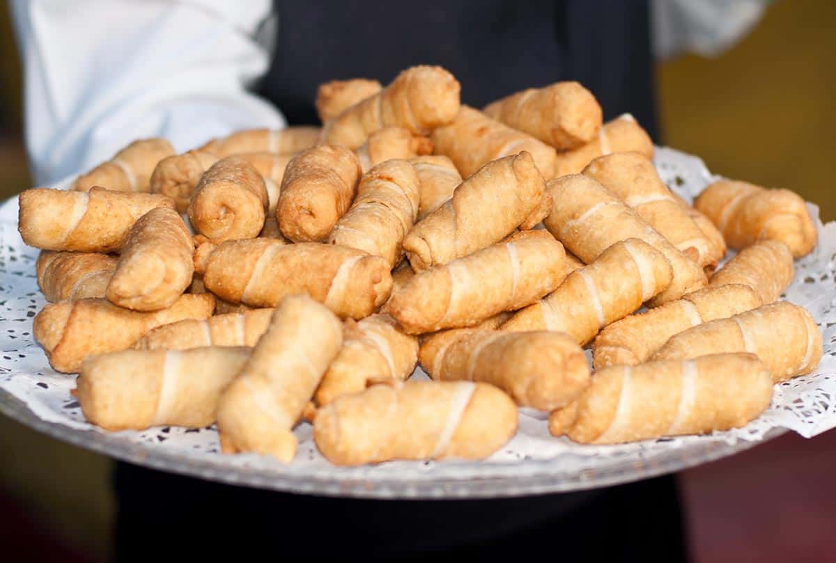 bandeja con tequeños venezolanos