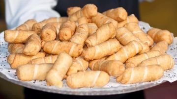 bandeja con tequeños venezolanos