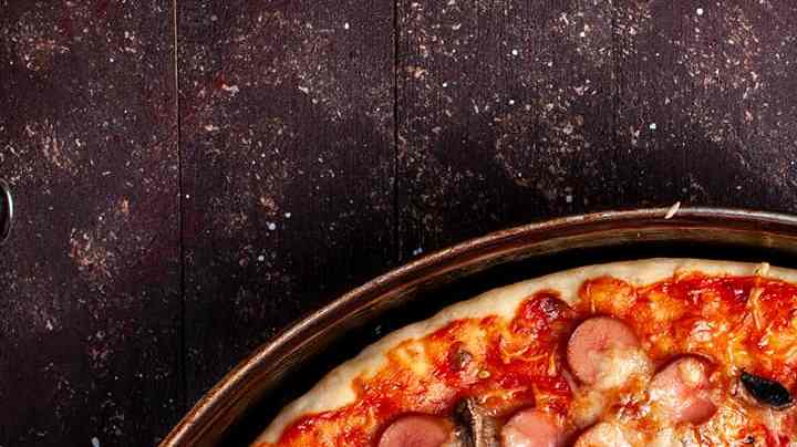 Freepik: Foto de Pizza creado por KamranAydinov