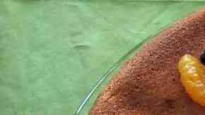 bizcocho sin horno decorado con frutas