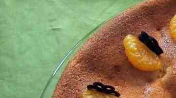 bizcocho sin horno decorado con frutas