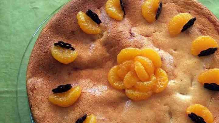 bizcocho sin horno decorado con frutas