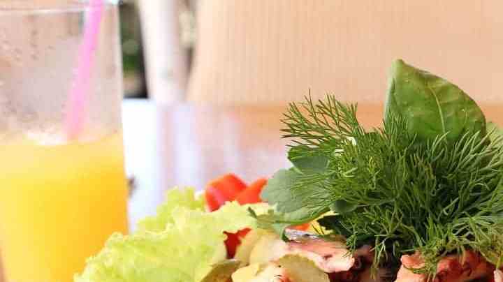 ensalada de pulpo casera con lechugas