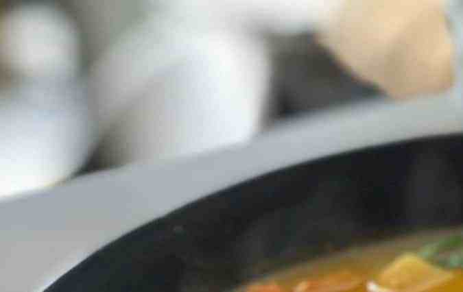 olla con caldo de verduras