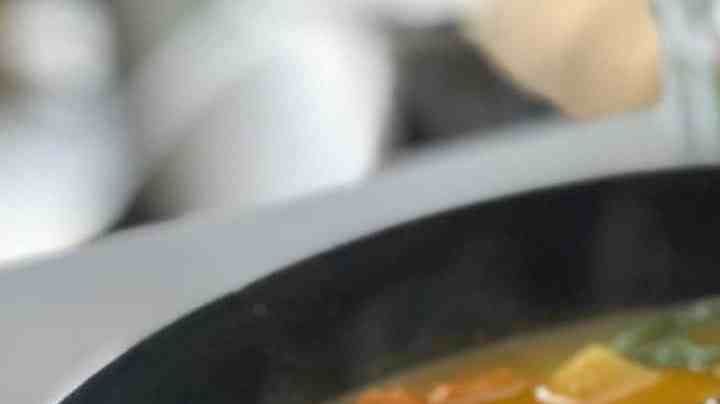 olla con caldo de verduras