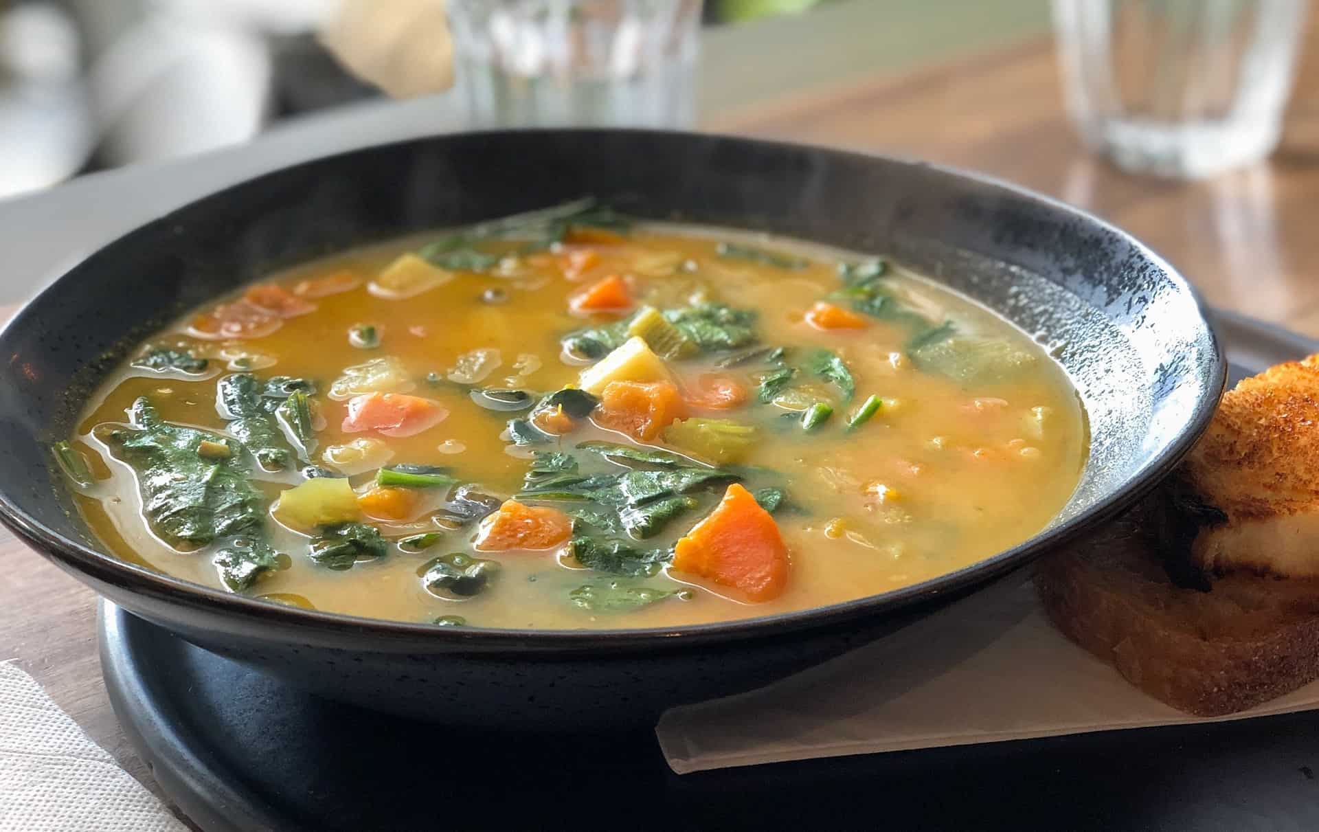 Cómo hacer caldo de verduras fácil - Comedera - Recetas, tips y consejos para comer mejor.