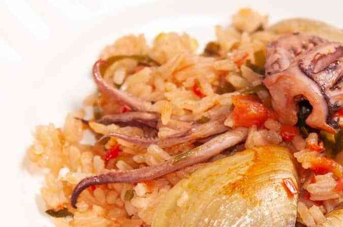 arroz con calamares y almejas