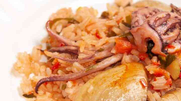 arroz con calamares y almejas