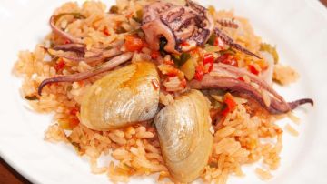 arroz con calamares y almejas