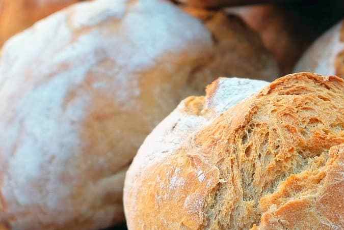 Varias piezas de pan casero