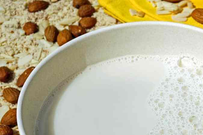 tazón de leche de almendras