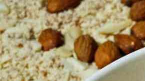 tazón de leche de almendras