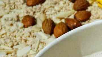 tazón de leche de almendras