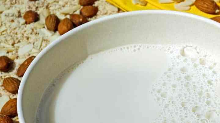 tazón de leche de almendras